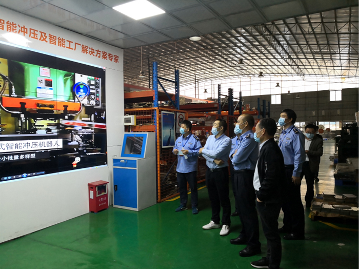 佛山市區(qū)政府領導調(diào)研指導凱碩沖壓機器人相關產(chǎn)業(yè)情況